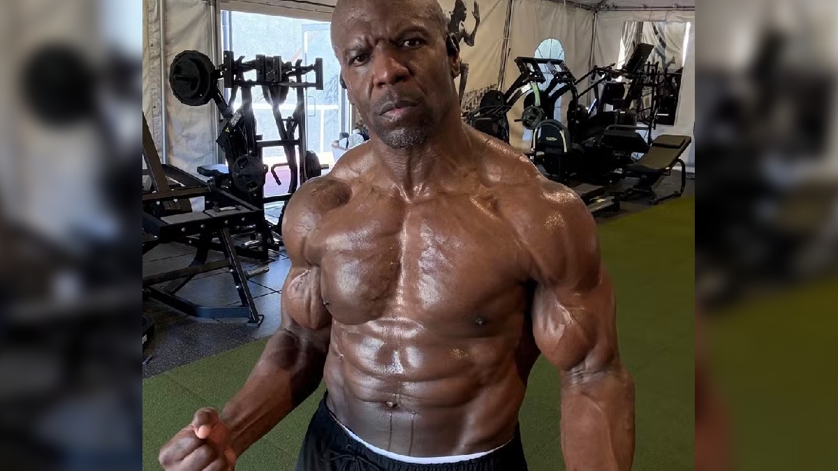 O ator Terry Crews mostrando seus músculos