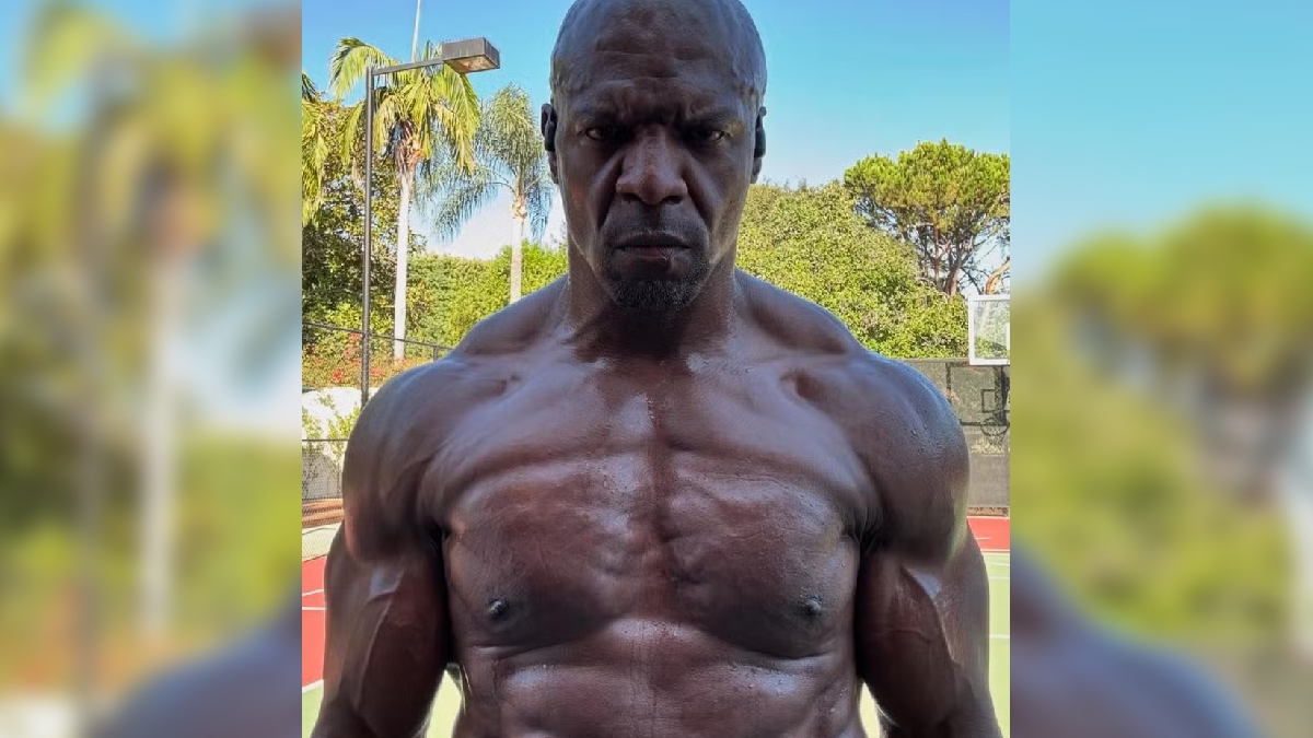 O ator Terry Crews mostrando seus músculos