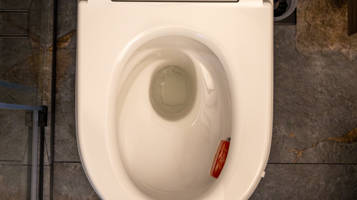 Truque que viralizou nas redes sociais promete perfumar o banheiro, mas não é recomendado para o vaso sanitário (Foto: Freepik)