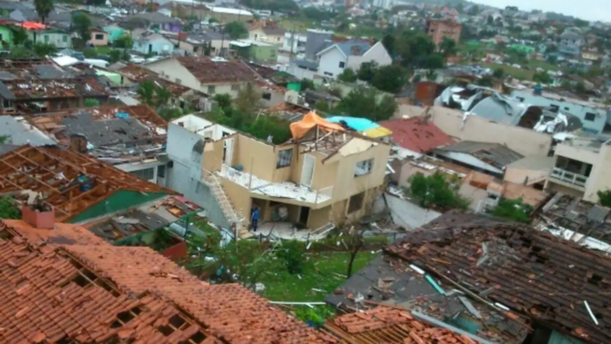 Casas destruídas e árvores arrancadas evidenciam a força de um tornado durante tempestades severas (Foto: Defesa Civil de Santa Catarina)