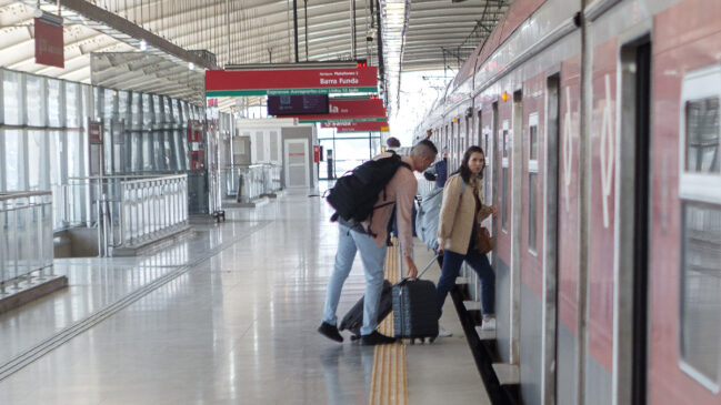 Passageiros entrando no Trem Expresso Aeroporto