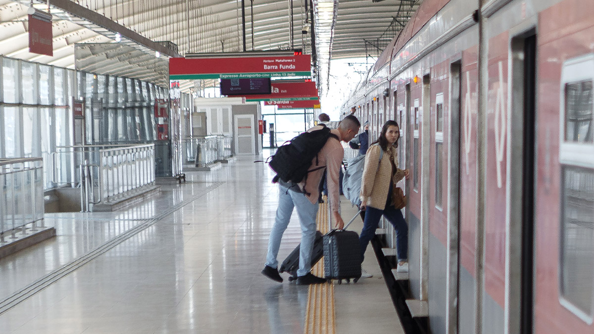 Passageiros entrando no Trem Expresso Aeroporto
