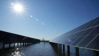 A implementação de uma usina solar flutuante inovadora revelou que a busca por energia limpa pode acelerar a regeneração ambiental. (Foto: Wang Jianwei/ Xinhua/Divulgação)