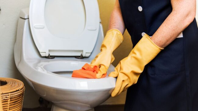 Mistura de vinagre branco e bicarbonato ajuda a remover manchas amareladas da louça sanitária sem utilizar produtos clorados.
