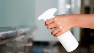 O vinagre branco diluído em água pode auxiliar na limpeza da entrada da casa e na remoção de odores, desde que seja aplicado em superfícies compatíveis.