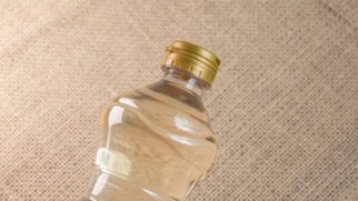 Vinagre branco pode ser usado na rotina de cuidados com toalhas para ajudar na remoção de resíduos acumulados nas fibras do tecido.