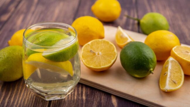 A combinação produz vapor que ajuda a soltar resíduos de alimentos e facilita a limpeza do micro-ondas e de outras superfícies da cozinha.