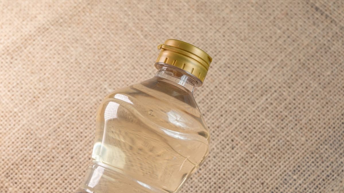 Vinagre branco pode ser usado na rotina de cuidados com toalhas para ajudar na remoção de resíduos acumulados nas fibras do tecido.