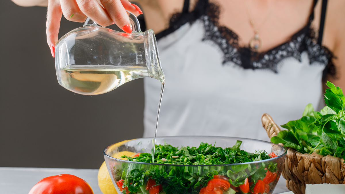 A leitura do rótulo é essencial para identificar se o produto é destinado à culinária ou à limpeza doméstica (Foto: Freepik)