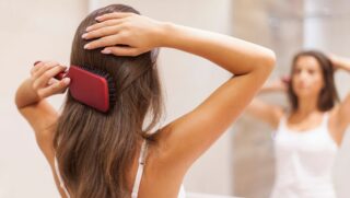 Da forma correta de lavar o cabelo ao uso do secador, pequenas mudanças na rotina podem favorecer fios mais fortes e saudáveis (Foto: Freepik)