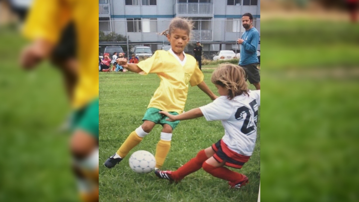 Atriz Zendaya jogando futebol na infância