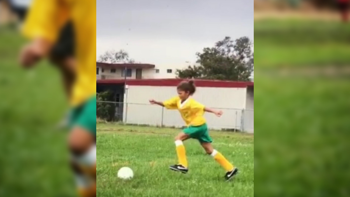 Atriz Zendaya jogando futebol na infância