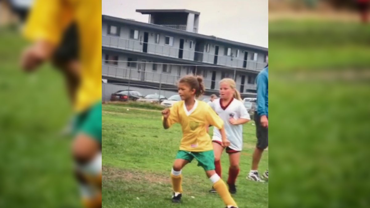 Atriz Zendaya jogando futebol na infância