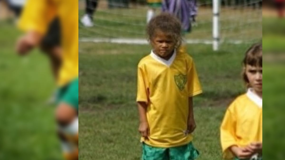 Atriz Zendaya jogando futebol na infância