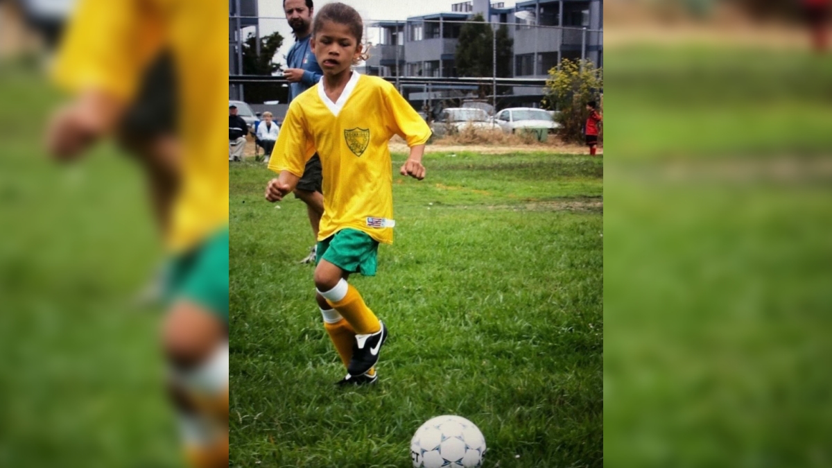 Atriz Zendaya jogando futebol na infância