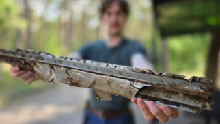 Fragmento de alumínio rebitado encontrado na floresta reforçou a suspeita de que uma aeronave da Segunda Guerra caiu no local (Foto: Divulgação/Museu da Defesa Costeira – Forte Gerhard/Smithsonian Magazine)