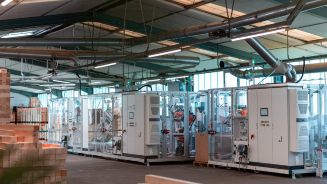 locos feitos com madeira de menor qualidade são produzidos em uma linha automatizada antes de seguirem para a montagem das paredes (Foto: Divulgação/TRIQBRIQ AG)