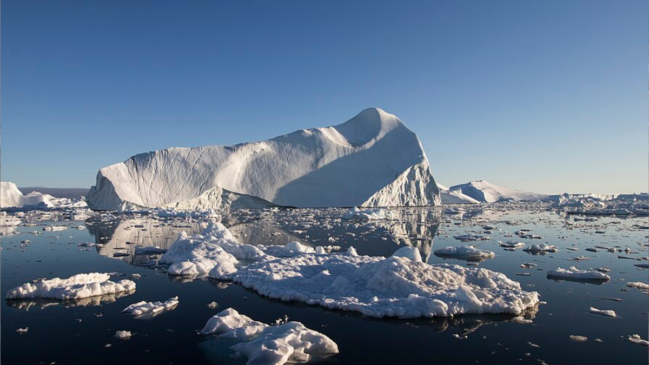 Icebergs ocupam as águas da Baía de Disko, no oeste da Groenlândia, região diretamente influenciada pelas geleiras que desembocam no mar (Foto: Wikimedia Commons/Buiobuione)