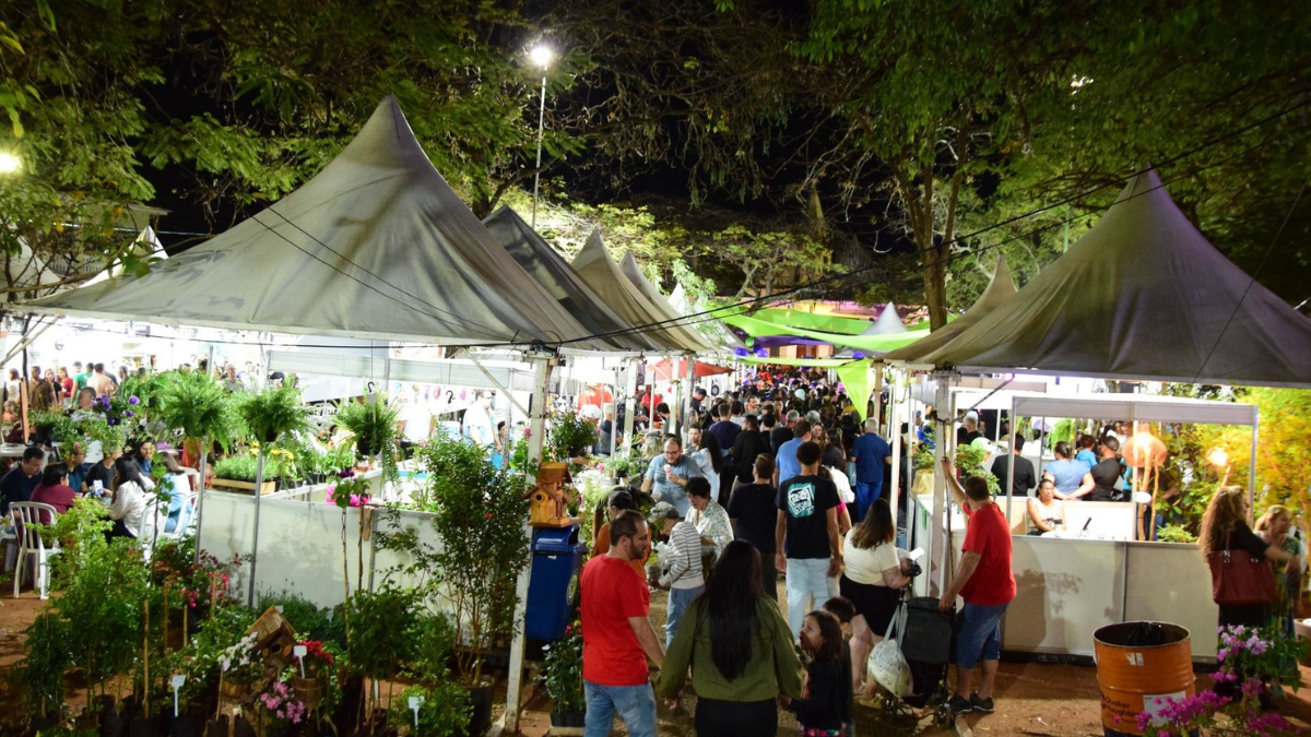 Público percorre as barracas do Festival Gastronômico da Jabuticaba, em Casa Branca, durante a edição de 2025 (Foto: Prefeitura de Casa Branca)