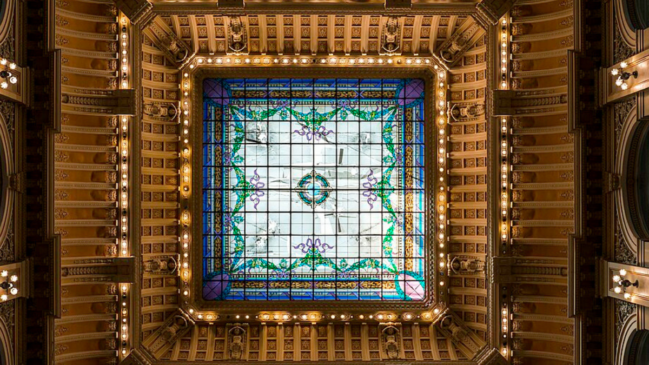 Vitral do teto da Biblioteca Nacional chama atenção entre os detalhes arquitetônicos da sede histórica no Centro do Rio de Janeiro (Foto: Donatas Dabravolskas/Wikimedia Commons)