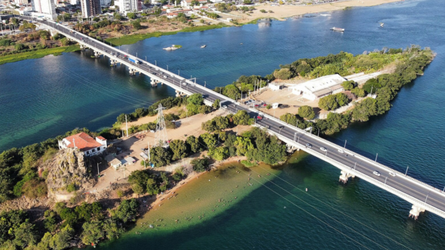 Ilha do Fogo ocupa trecho do Rio São Francisco entre Petrolina e Juazeiro e integra a paisagem turística da região (Foto: Sitenl/Wikimedia Commons)