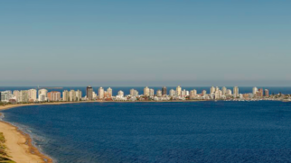 Prédios acompanham a faixa litorânea de Punta del Este, um dos destinos mais conhecidos do Uruguai. (Foto: Jimmy Baikovicius/Wikimedia Commons)