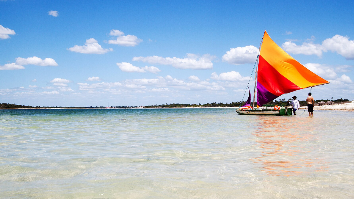 Barco atravessa a Lagoa Azul, uma das paisagens formadas entre as dunas de Tatajuba (Foto:Artur Warchavchik/Wikimedia Commons)