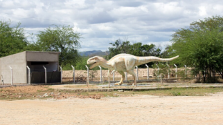 Esculturas de dinossauros ajudam a transformar a pré-história em parte da identidade visual do Vale dos Dinossauros, em Sousa (Foto: Mike Peel/Wikimedia Commons)