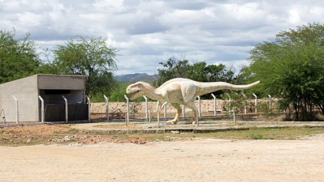 Esculturas de dinossauros ajudam a transformar a pré-história em parte da identidade visual do Vale dos Dinossauros, em Sousa (Foto: Mike Peel/Wikimedia Commons)