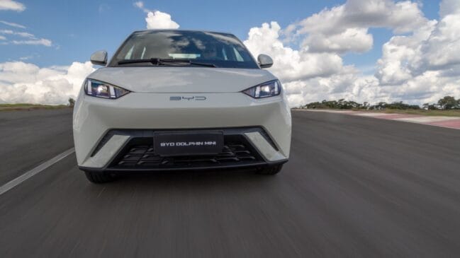 O Dolphin Mini tem motor elétrico dianteiro, com 75 cavalos de potência, 13,8 kgfm de torque e autonomia de 280 quilômetros pelo ciclo do Inmetro