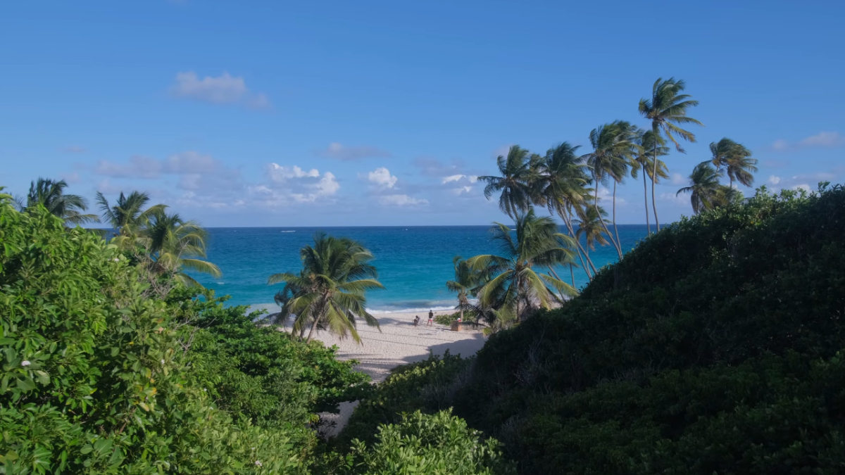 A praia de Bottom Bay combina areia clara, mar azul e falésias que criam um dos cartões-postais mais impressionantes de Barbados (Reprodução: Out & About Barbados/ YouTube)