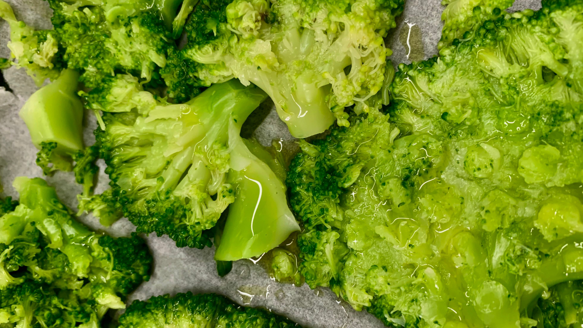 Cozinhar o brócolis congelado da maneira certa evita que ele fique encharcado e sem sabor (Foto: Helen Brudna/ Pexels)
