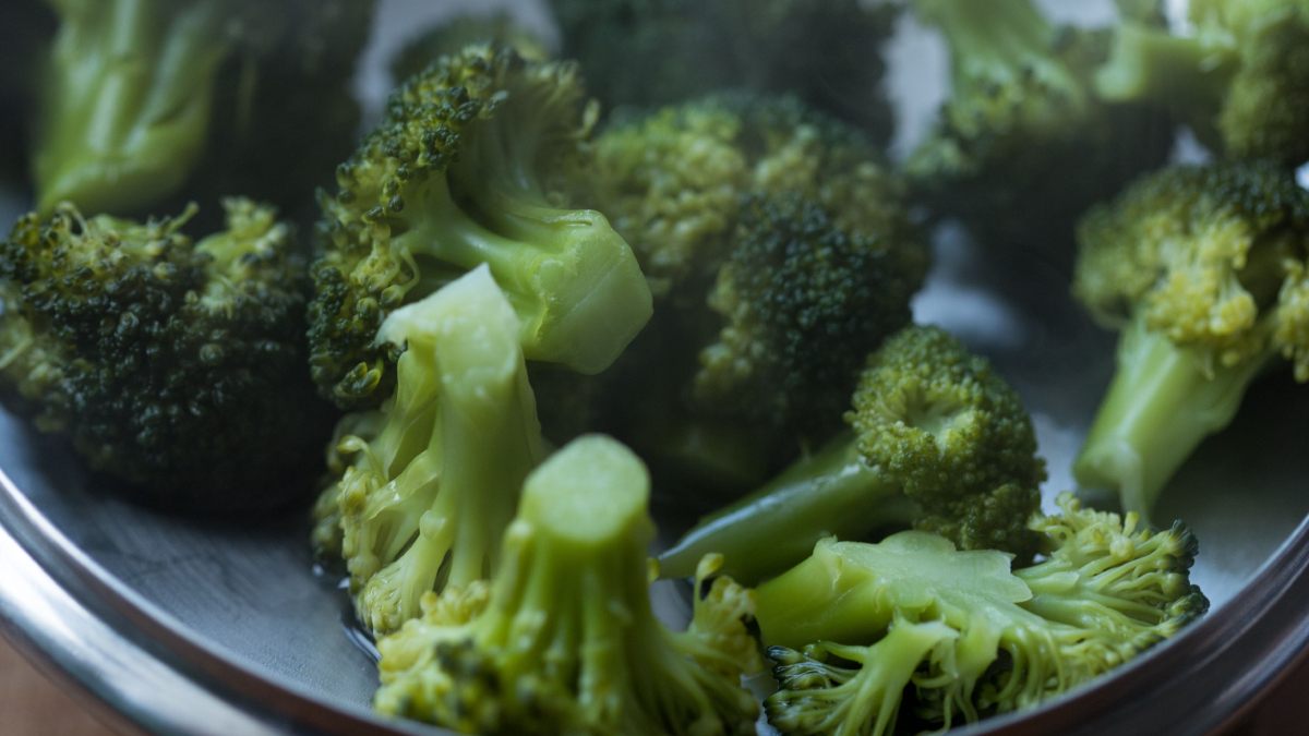 O brócolis congelado é uma alternativa prática para refeições rápidas e nutritivas (Foto: Mateusz Feliksik/ Pexels)