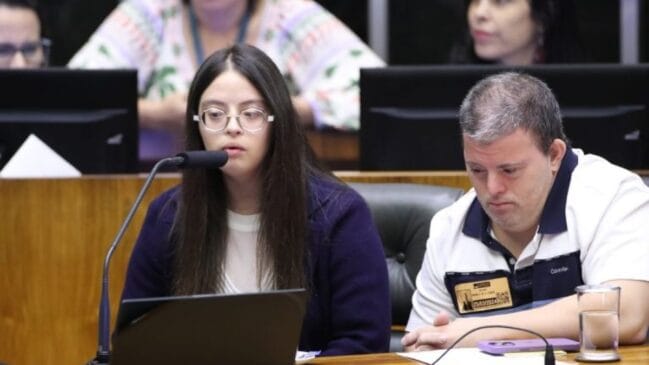 Baseada na LBI, a legislação brasileira garante direitos essenciais e suporte integral para pessoas com síndrome de Down. / Bruno Spada /Câmara dos Deputados