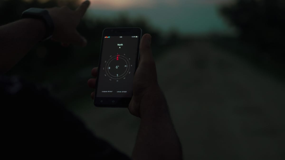 Bússola digital utiliza sensores do smartphone para identificar a direção (Foto: Khan Nirob/ Pexels)