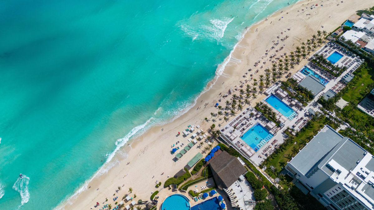 As águas azul-turquesa e a extensa faixa de areia fazem de Cancún um dos destinos de praia mais procurados pelos turistas no Caribe (Foto: Israel Torres/ Pexels)