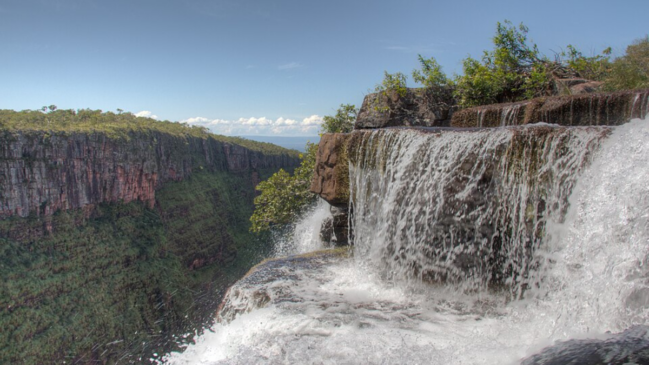 Cânion do Jatobá, em Vila Bela da Santíssima Trindade (MT), reúne paredões de rocha e piscinas naturais de águas cristalinas (Foto: Elbiogoncalves/ Wikimedia Commons)