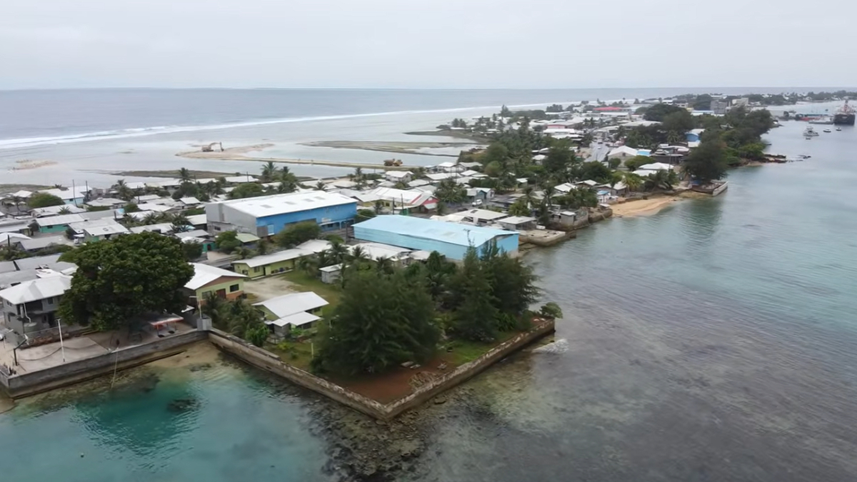 Com território pouco acima do nível do oceano, as Ilhas Marshall estão na linha de frente da crise climática (Reprodução: YouTube)