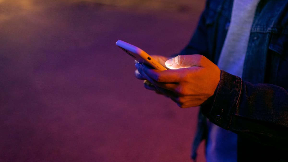 Sensores internos do smartphone são responsáveis por funções como orientação e detecção de movimento (Foto: Maksim Goncharenok/ Pexels)