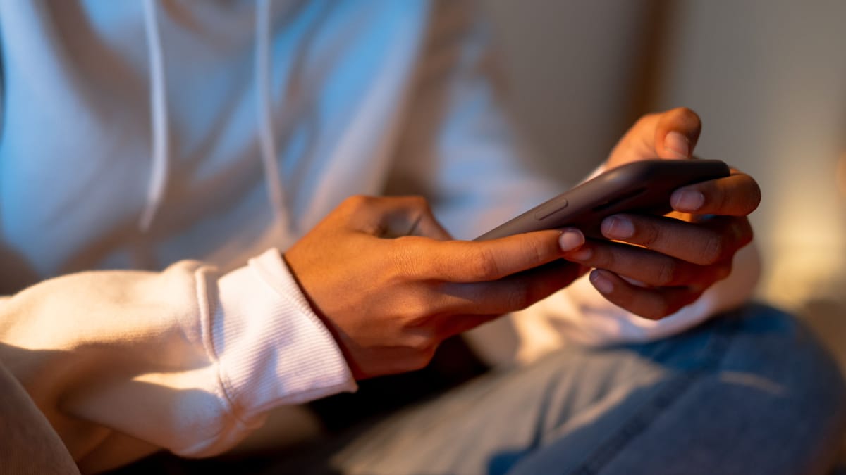 Com diferentes aplicativos, o smartphone pode assumir funções de ferramentas que costumam ficar guardadas em casa (Foto: cottonbro studio/ Pexels)