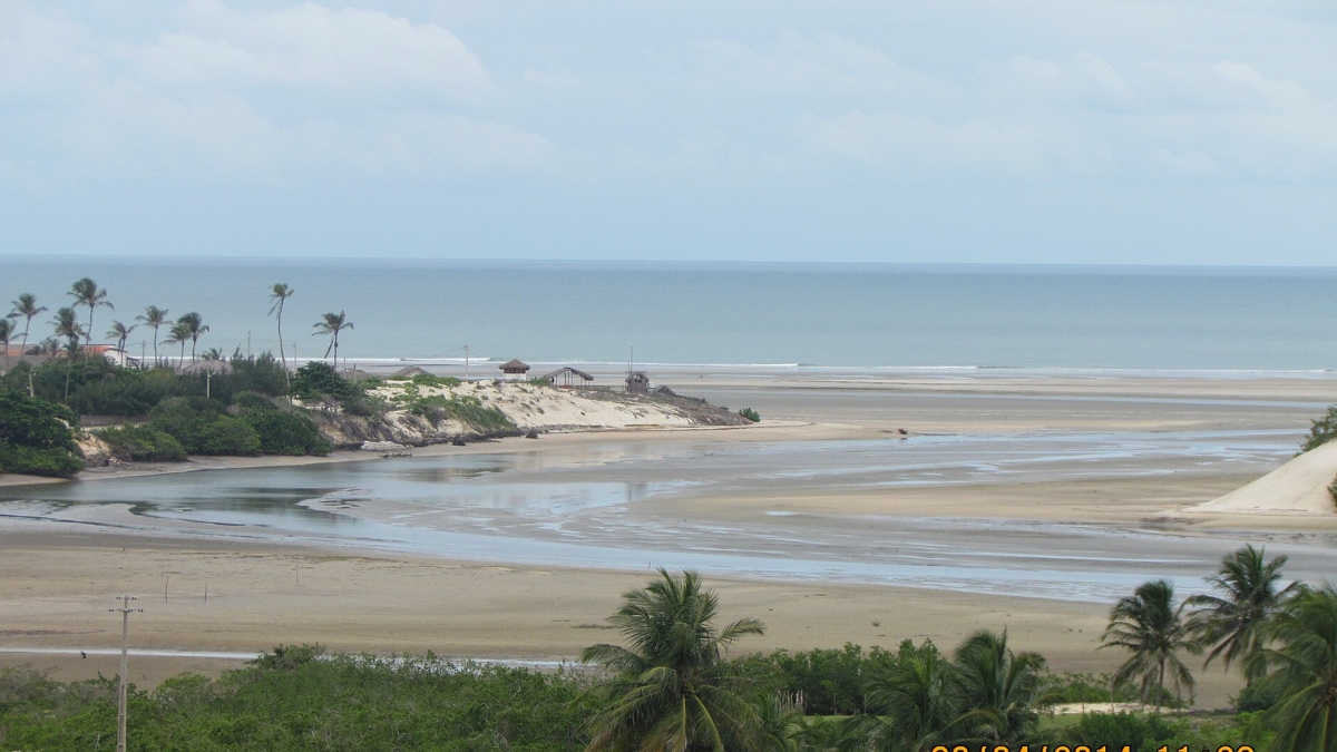 Foto da praia na vila cearense
