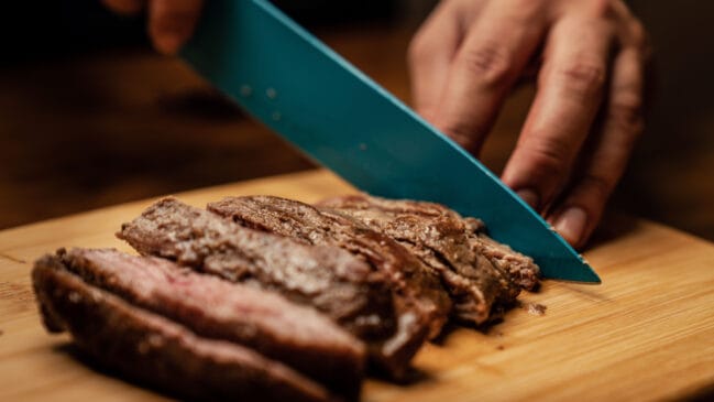 Uma faca bem afiada torna o preparo dos alimentos mais fácil e ajuda a reduzir o risco de acidentes na cozinha (Foto: Los Muertos Crew/ Pexels)