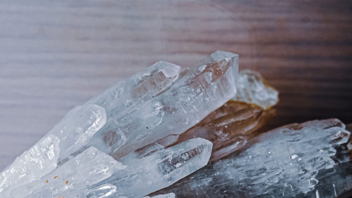 O brilho, a transparência e as formas geométricas podem explicar parte do fascínio pelos cristais (Foto: Diana/ Pexels)
