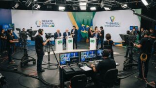 Debates televisivos exigem semanas de planejamento estratégico e treinamentos rigorosos de comunicação nos bastidores. / Ilustração, IA