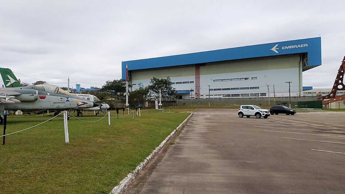 Sede da Embraer em São José dos Campos, empresa que impulsionou o desenvolvimento do polo aeroespacial da cidade (Foto: Vrsooo/ Wikimedia Commons)