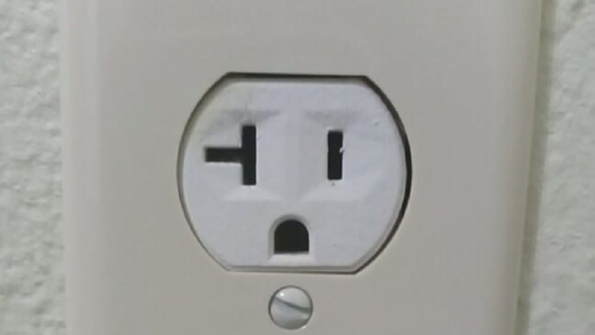 Tomadas com folga, manchas escuras ou sinais de aquecimento merecem atenção antes que o desperdício vire risco elétrico (Foto: Texas Lane / Wikimedia Commons)