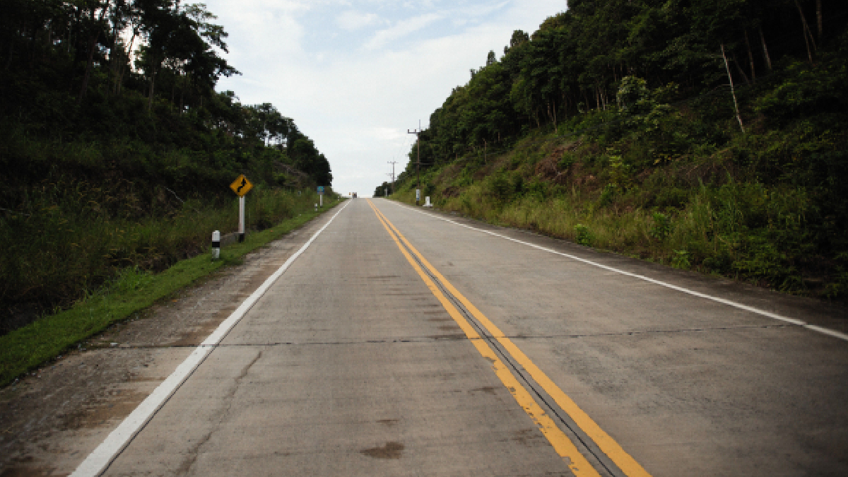 Motoristas devem observar o tipo de faixa amarela antes de realizar uma ultrapassagem na estrada (Foto: Alexey Demidov/ Pexels)