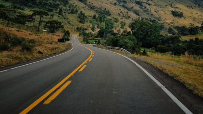 Faixa amarela no centro de uma rodovia indica regras específicas para os motoristas durante a condução (Foto: Aliguieri/ Pexels)