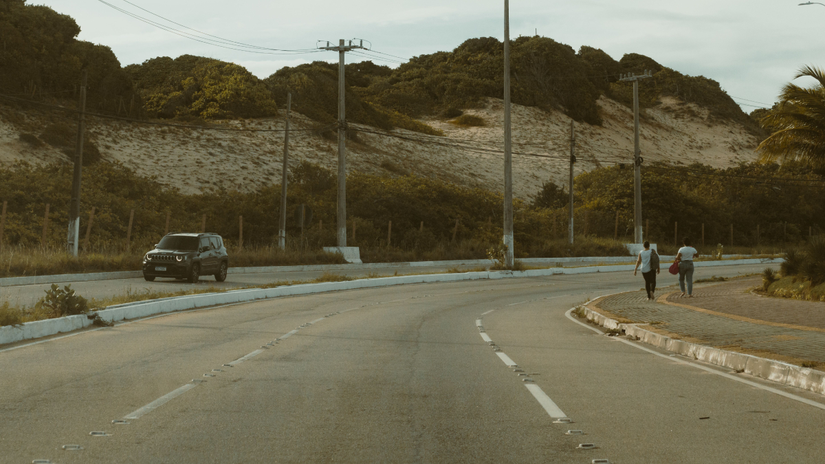 A diferença entre faixas amarelas e brancas contínuas e seccionadas é importante para interpretar corretamente a sinalização (Foto: Ivett M/ Pexels)