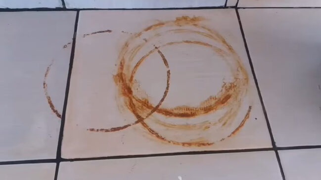 Manchas de ferrugem podem comprometer a aparência do piso e ficam mais difíceis de remover com o tempo (Reprodução: Receitas e Dicas da Cris/ YouTube)